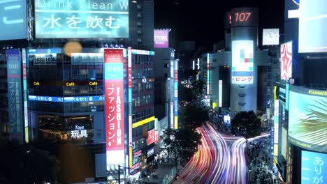 High-Angle-Zeit-verfallen-Schuss-von-Tokyo,-große-Zentrum-der-Stadt-mit-Wolkenkratzern,-leuchtenden-Werbetafeln,-stark-befahrenen-und-Massen-von-Menschen-in-der-Nacht.