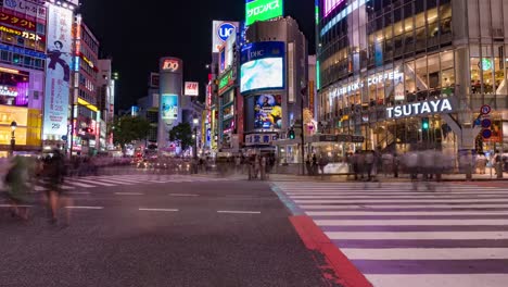 Shibuya-Crossing-in-der-Nacht.-Berühmte-Touristenattraktion.-4K-HDR-Timelapse