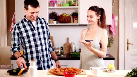 Pizza-de-alimentación-a-la-novia-en-casa-del-novio