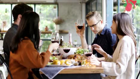 Heiligabend-Abendessen-Parteigruppe-für-Caucasain-und-asiatischen-Freunde-trinken-und-Unterhaltung-zusammen-mit-Glück-und-freudige-wunderbare-Momente