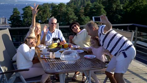 Eine-große,-glückliche-Familie-nimmt-ein-Familienfoto-auf-einem-smartphone