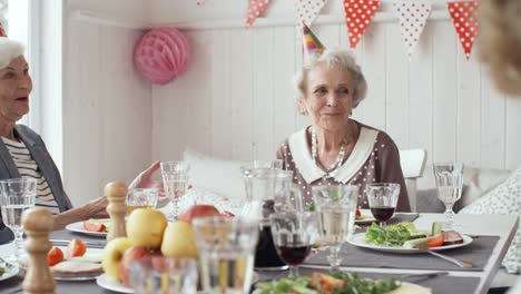 Senioren-Freunde-sprechen-auf-Geburtstagsparty