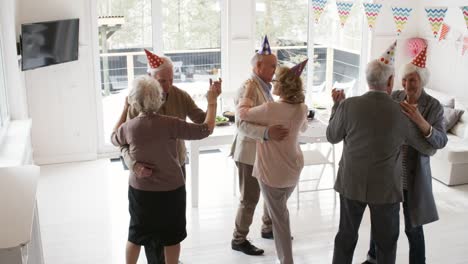 Parejas-mayores-bailando-en-fiesta