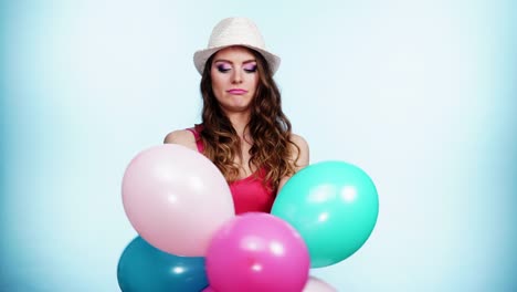 Chica-alegre-de-verano-de-mujer-con-coloridos-globos-de-4K