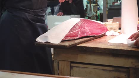 Envolver-la-carne-en-un-mercado-de-pescado-japonés