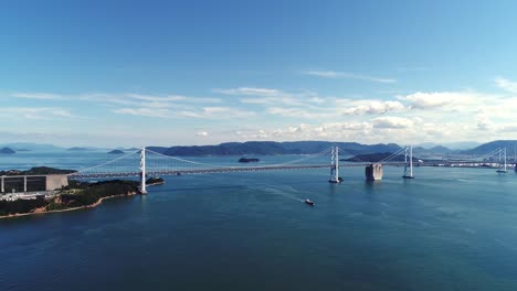 Antenne---vollen-Blick-auf-die-Seto-Ohashi-Brücke-Pan-rechts-nach-links