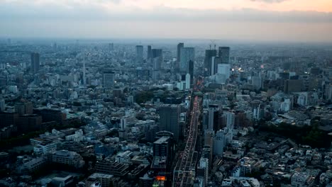 lapso-de-tiempo-del-atardecer-de-la-torre-de-mori-de-ruta-3-(autopista-de-shuto)-en-Tokio