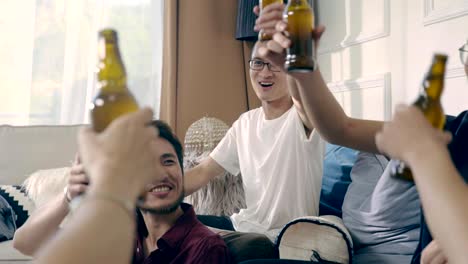 junge-asiatische-Erwachsene-Männer-sammeln,-trinken-Bier-Toasten