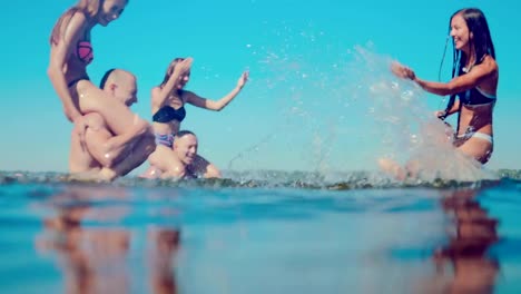 Gruppe-der-happy-Friends-planschen-im-Wasser