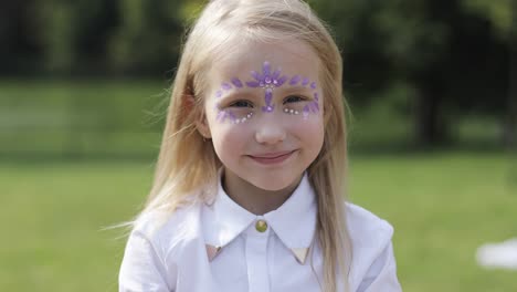 Porträt-von-einem-netten-blonden-Mädchen-mit-Aqua-Make-up.