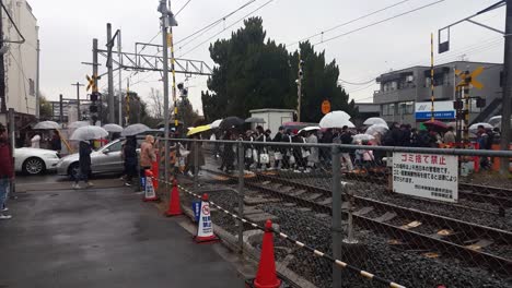 japanische-zu-Fuß-überqueren-eine-Eisenbahn