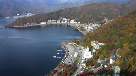 Luftaufnahme-über-Kawaguchi-See,-befindet-sich-in-der-Grenze-Fujikawaguchiko-und-Minobu,-südlichen-Yamanashi-Präfektur-in-der-Nähe-von-Mount-Fuji,-Japan.-Kawaguchi-See-ist-ein-sehr-beliebtes-Touristenziel-in-der-Nähe-von-Fuji-Japan.