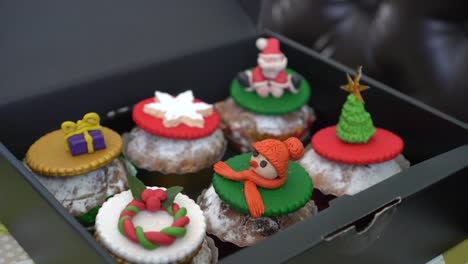 Sweet-gift.-Box-with-Christmas-Cupcakes