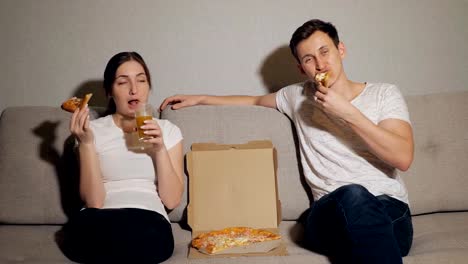 young-couple-eating-pizza