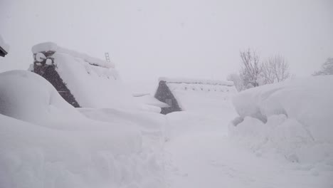 Die-traditionell-reetgedeckten-Häusern-in-Shirakawa-Go-wo-befindet-sich-das-Bergdorf-unter-dem-Schnee-in-der-Nähe-von-Gifu,-Ishikawa-und-Toyama-Präfektur-im-Winter,-Japan