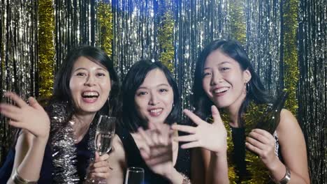 asiatische-Frauen-Gesicht-fröhlich-winkenden-Händen-Kamera