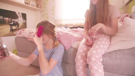 Teen-Mädchen-macht-Ihren-Freund\'s-hair-in-Ihrem-Schlafzimmer