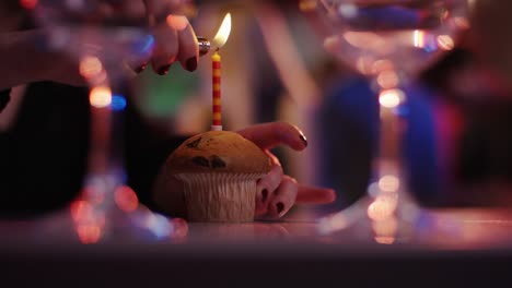 blond-girl-is-beeing-congratulated-and-gets-birthday-cake-at-club