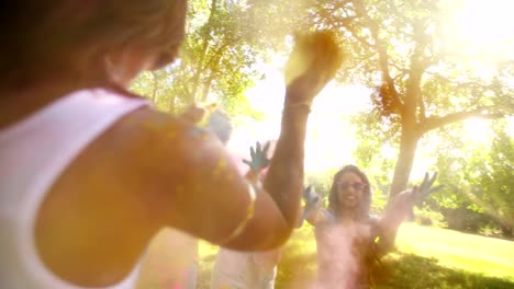 Multi-ethnische-Gruppe-Holi-Festival-feiern-in-Park