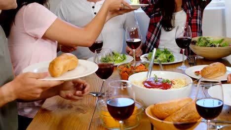 Amigos-felizes-saludable-almuerzo-con-vino