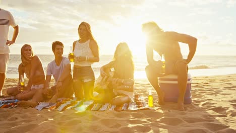 Freunde-am-Strand-bei-Sonnenuntergang-entspannen