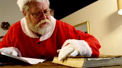 Papá-Noel-leyendo-un-libro