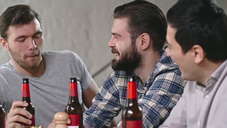 Men-Drinking-Beer-and-Talking