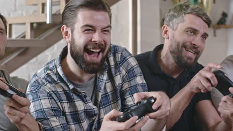 Jungs-spielen-Videospiele