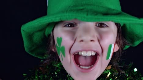 4K-Kind-feiern-St.-Patricks-Day-Lachen-aufgeregt