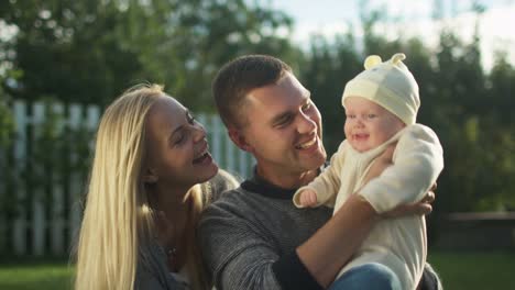 Junger-Vater-und-Mutter-mit-ihrem-Baby-zu-spielen.