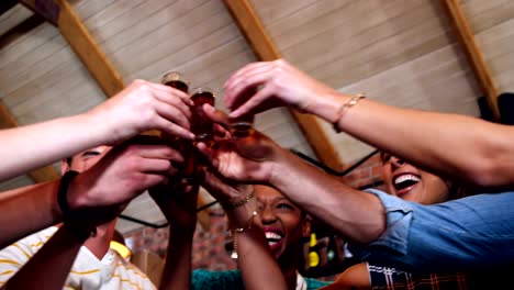 Gruppe-von-Freunden,-die-Interaktion-während-Toasten-Shot-Gläser