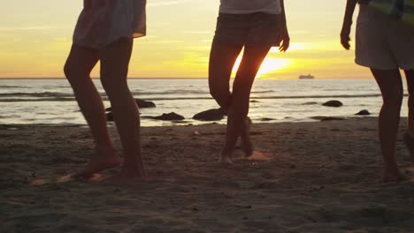 Beine-glücklicher-Jugendlicher-tanzen-am-Strand-im-Sunset-Light-Slow-Motion-60-FPS.