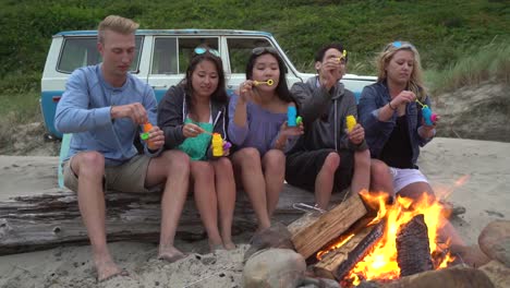 Freunde-am-Strand-bläst-Seifenblasen