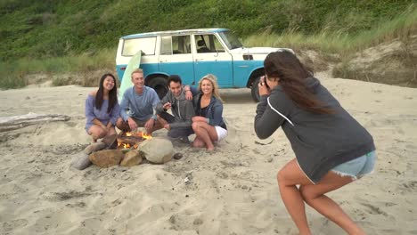 Freunde-am-Strand-nehmen-Foto