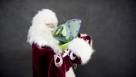 divertido-Papá-Noel-bailando-con-regalo