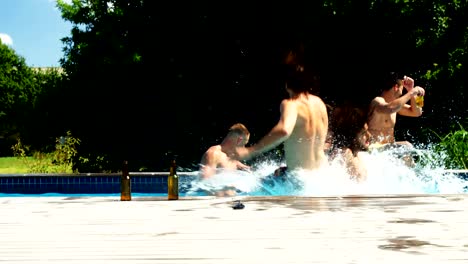 Amigos-de-salto-en-la-piscina