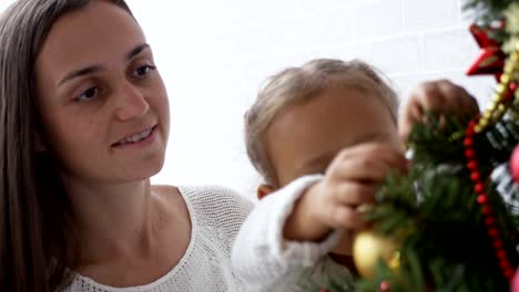 Glückliche-Mädchen,-Mutter-und-Tochter-einen-Weihnachtsbaum-zu-Hause-dekorieren.