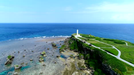 die-wunderschöne-Seenlandschaft-auf-Okinawa-in-Japan