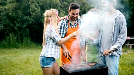 Amigos-de-pasar-tiempo-en-la-naturaleza-y-con-barbacoa