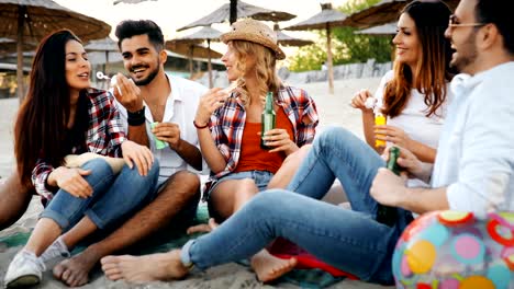 Gruppe-der-happy-Friends-Party-am-Strand