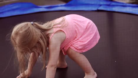 Niña-feliz-saltando-en-trampolín.-Divertida-acción-en-4k,-UHD