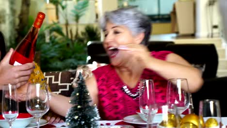 Familia-brasileña-celebrando-la-cena-de-Navidad