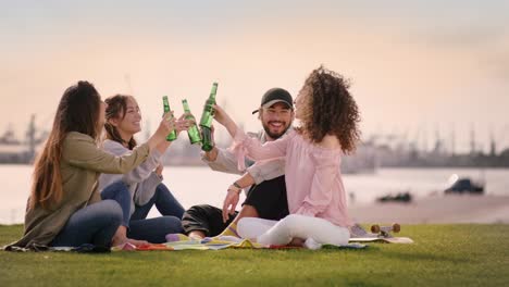 Junge-schöne-Menschen-Klirren,-Flaschen-und-sonnige-Wetter-genießen