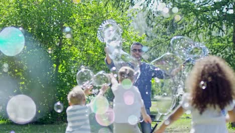 Kleine-Kinder-spielen-am-Outdoor-Seifenblasenshow