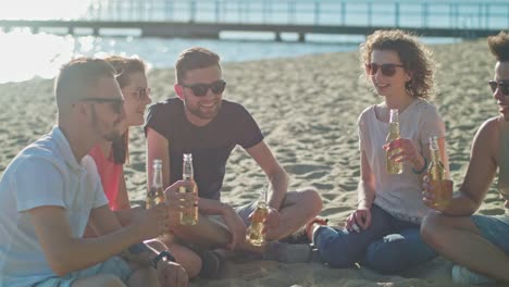 Junge-Menschen-klirrende-Flaschen-am-Strand