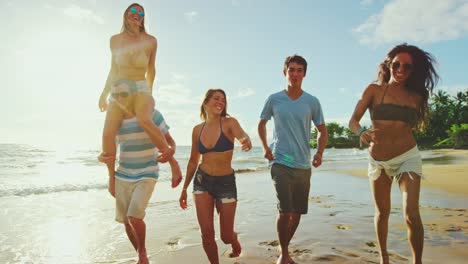 Amigos-en-la-playa-al-atardecer