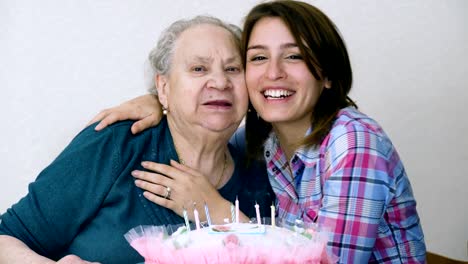 Abuela-feliz-celebrando-su-pastel-de-cumpleaños-con-su-nieta