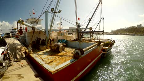 Pequeños-buques-de-pesca-presionado-por-el-viento-hasta-el-muelle-en-el-puerto-de