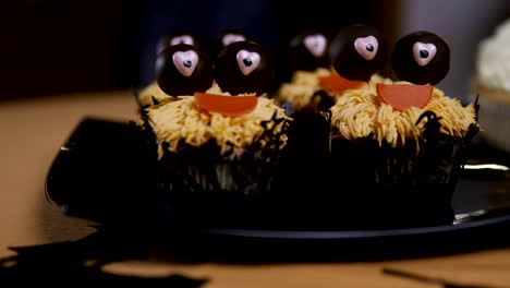 Cupcakes-con-glaseado-de-sombrero-y-las-piernas.-Delicioso-Muffin-como-bruja.-Concepto-de-Halloween