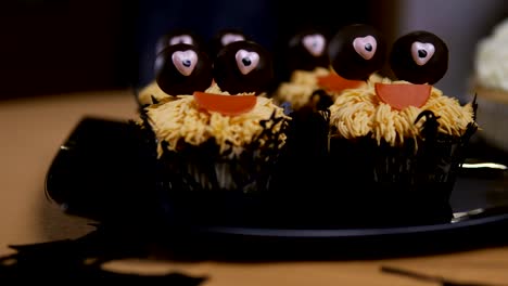 Muffins-mit-Puderzucker,-Hut-und-Beine.-Leckere-Muffins-wie-Hexe.-Halloween-Konzept